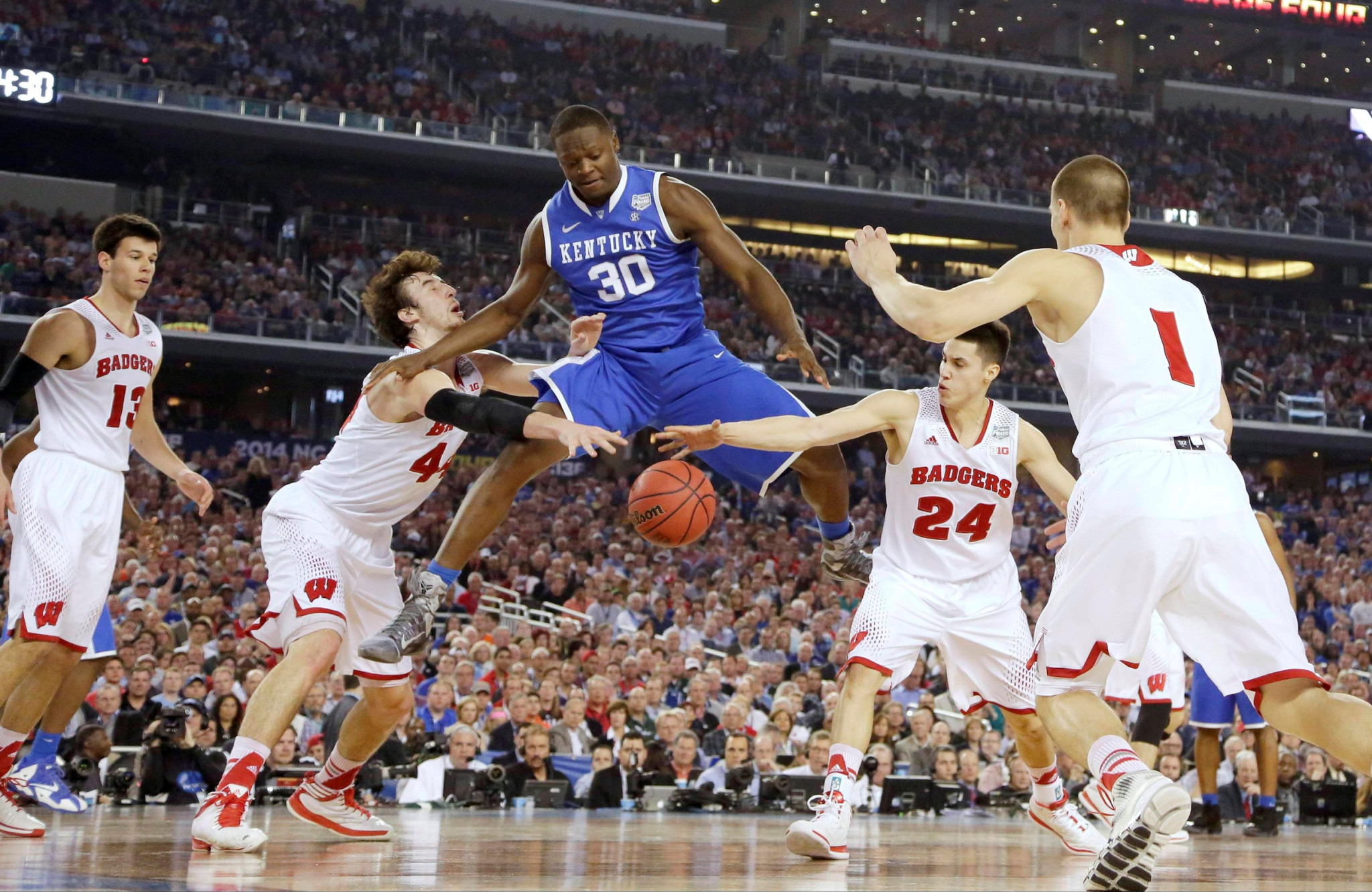 Badgers VS Wildcats Game Stirs Unprecedented Dueling Piano Phenomenon