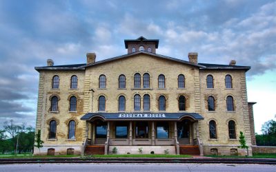 Dousman House Delight: Crystal’s Surprise Performance Steals the Show at Felix And Fingers Dueling Pianos Event