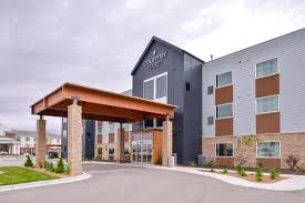 Dueling Pianos Battle the Weather: A Night to Remember at The Country Inn & Suites