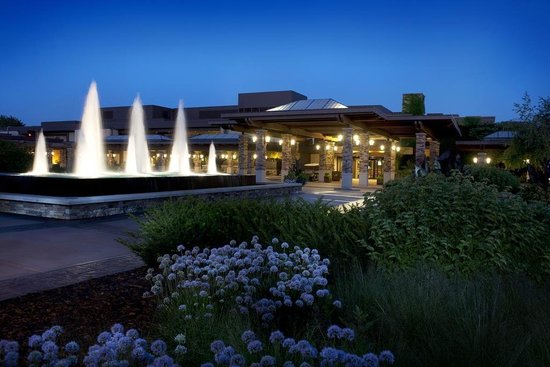 A Lakeside Serenade: Dueling Pianos Elevate a Grand Geneva Resort Wedding