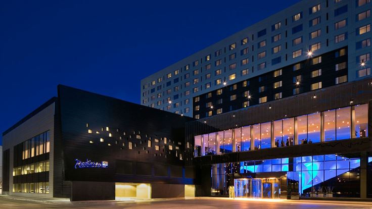 A Night of Unforgettable Melodies: Dueling Pianos Light Up Radisson Blu Mall of America