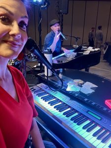 Crowd enjoying the dueling pianos at Sheraton West Des Moines