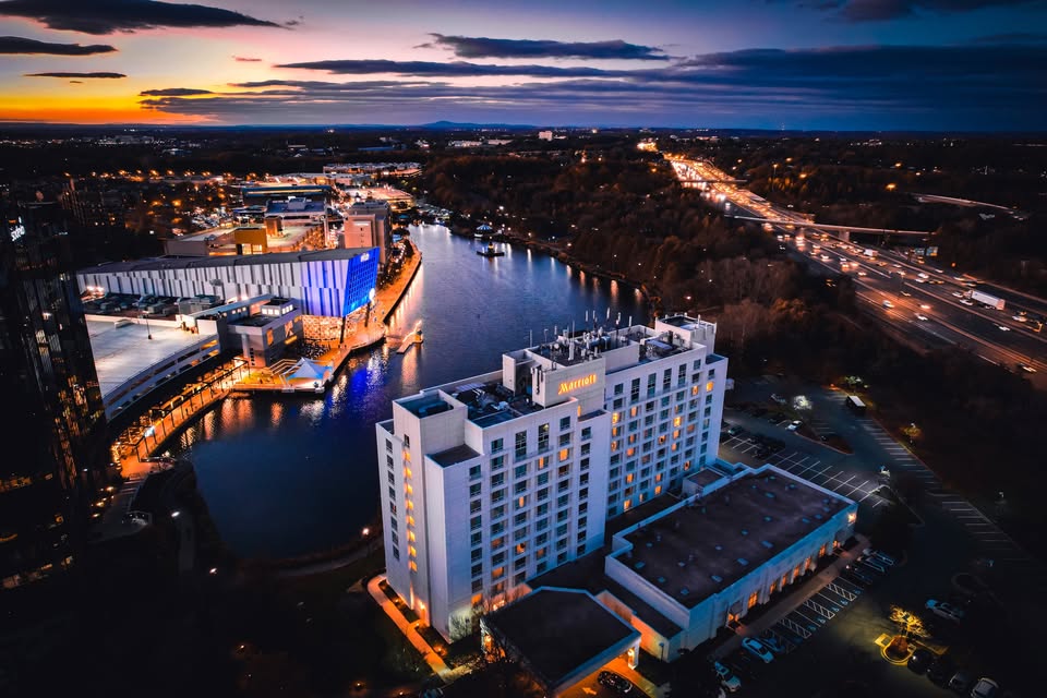 A Dueling Pianos Extravaganza at Marriott Washingtonian: An Evening of Laughter, Dance, and Music!