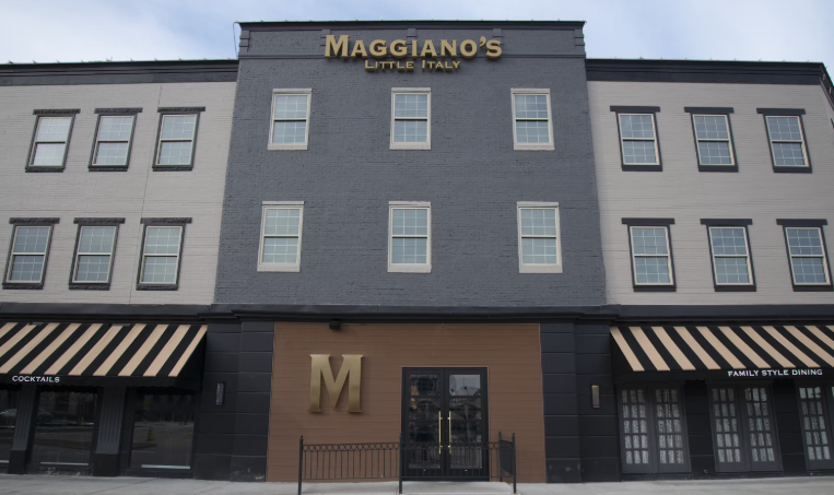 A Night of Dueling Pianos and Dazzling Fashion at Maggiano’s Little Italy – Oak Brook IL