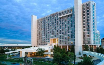 A Night of Dueling Pianos and Country Western Charm at the Renaissance Schaumburg Convention Center Hotel
