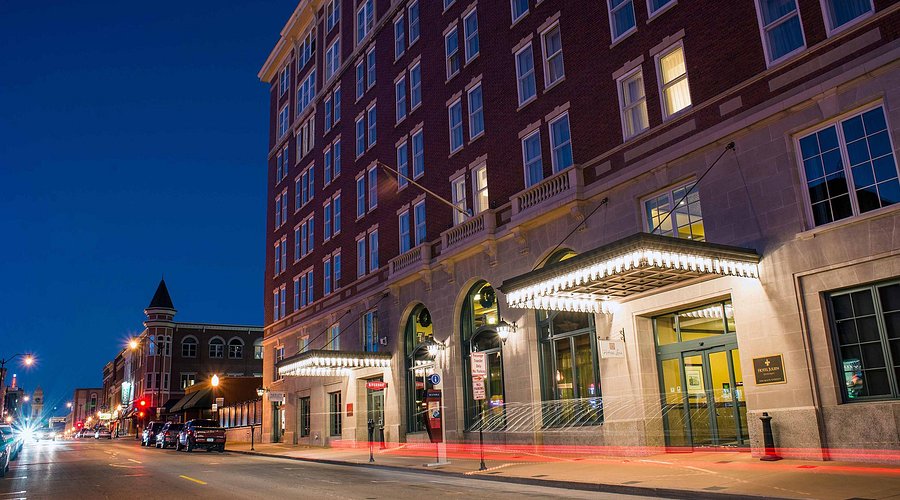 Dueling Pianos Under the Sun: A Stunning Wedding Reception at Hotel Julien Dubuque