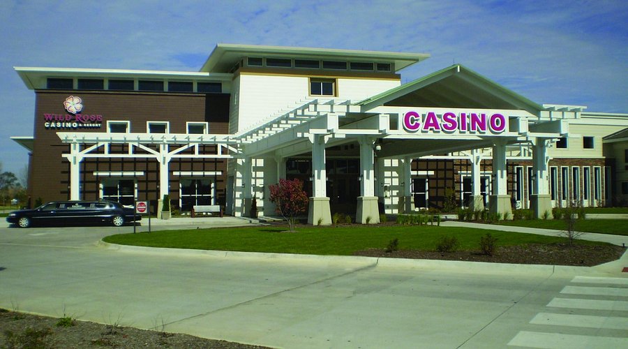 A Night of Dueling Pianos and Unforgettable Melodies at Wild Rose Resort, Clinton