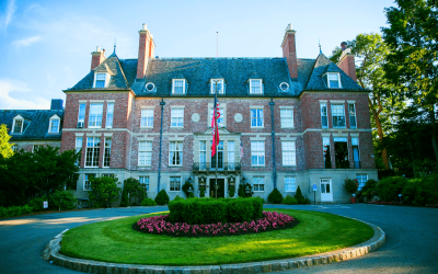 A Night of Dueling Pianos and Unexpected Showstoppers at MIT Endicott House