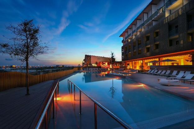 A Night of Dueling Pianos and Unforgettable Fun at The Lodge at Gulf State Park, a Hilton Hotel