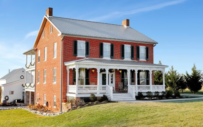 A Symphony of Keys: Dueling Pianos Meet Unlikely Requests at Elmwood Farm B&B