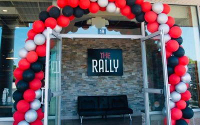 Dueling Pianos Delight at The Rally Sports Bar & Grille: Where Espresso Martinis and Mashed Potatoes in Glasses Elevate the Night!