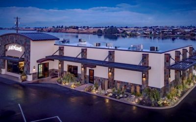 Michael’s on the Lake: Audience Unleashes a Cowbell Craze at Felix And Fingers