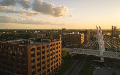 The Iron Horse Hotel Illuminates Milwaukee: Duncan Amazes with Lightning Fast Rapping at a Wedding Duelling Pianos Night