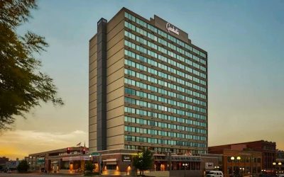 Graduate Lincoln Shines as Andy the Auctioneer Sings “Sold” in a Dueling Pianos Spectacular