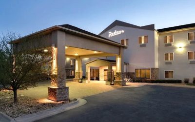 Radisson Hotel Ames Conference Center at ISU Dueling Pianos: Where the Tambourine Became a Community Instrument!