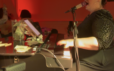 Venus de Milo Had Swansea Singing “Build Me Up Buttercup” at a Felix And Fingers Dueling Pianos Night