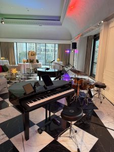 Vince Alten performing with Felix And Fingers Dueling Pianos at Hôtel Swexan in Dallas, Texas